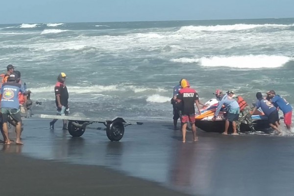 Hari Kedua, 5 Korban Hilang di Pantai Gua Cemara Masih Belum Ditemukan