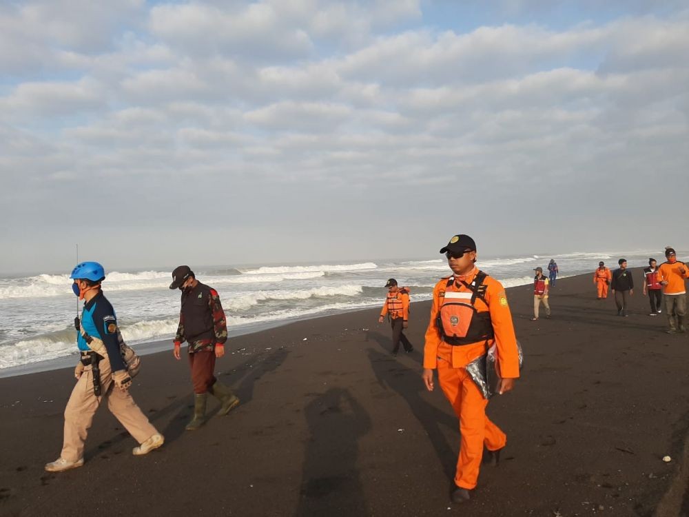 Hari Kedua, 5 Korban Hilang di Pantai Gua Cemara Masih Belum Ditemukan
