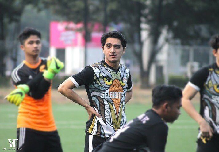 Macho Parah, Tengok 10 Potret Artis Saat Main Sepak Bola