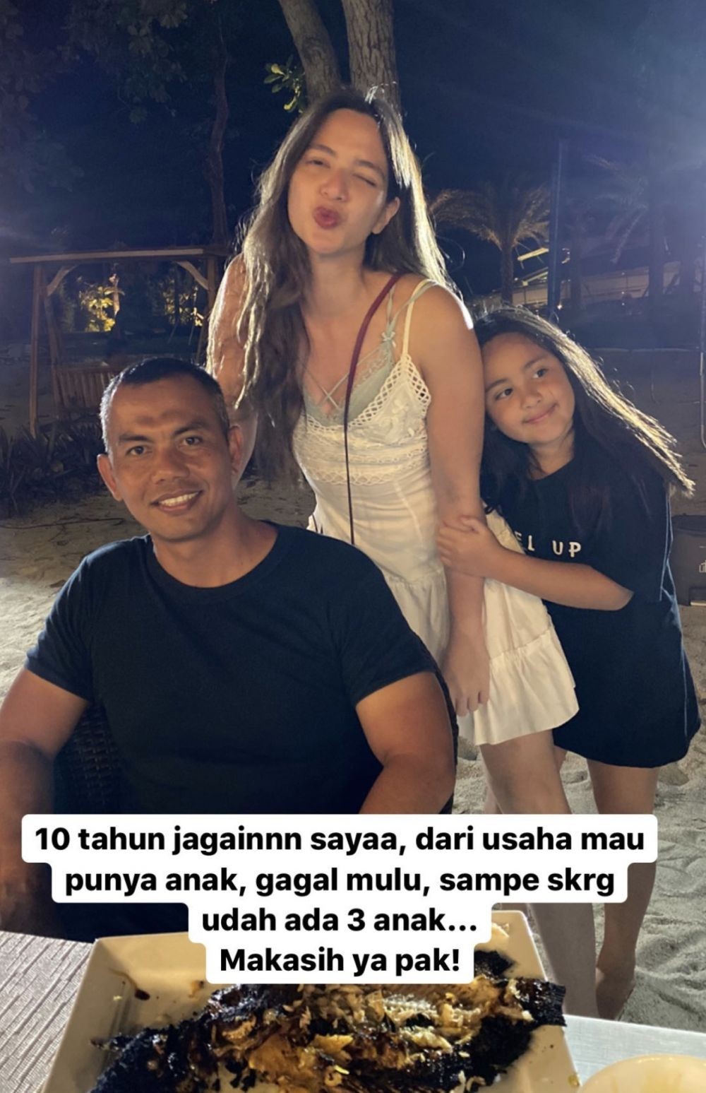 PSBB Usai, Tengok 10 Foto Liburan Perdana Nia Ramadhani di Pantai