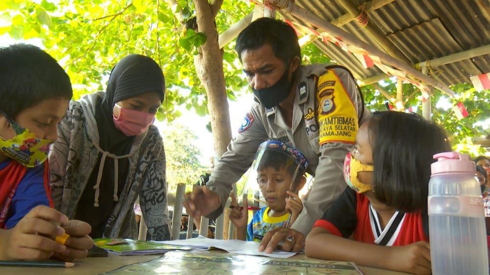 Siswa di Makassar Belajar Daring di Kuburan