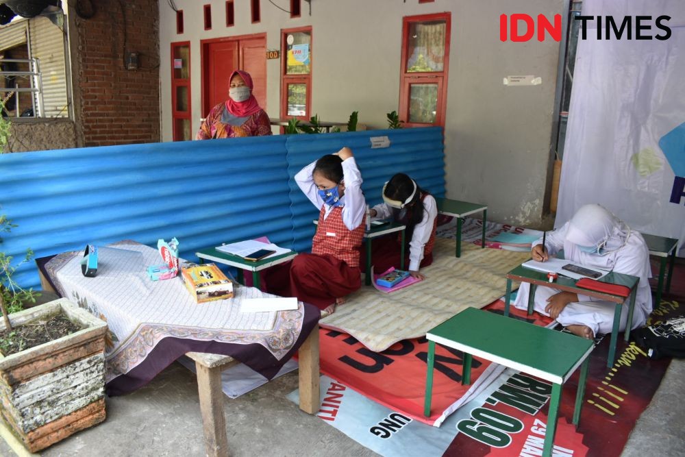 Kisah Warga Bandung yang Jadikan Teras Rumah dan WiFi Gratis untuk Siswa PJJ