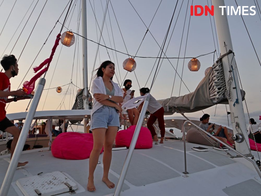 Serunya Sunset Hangouts di Sailing Catamaran Bali, Hanya Rp300 Ribu 