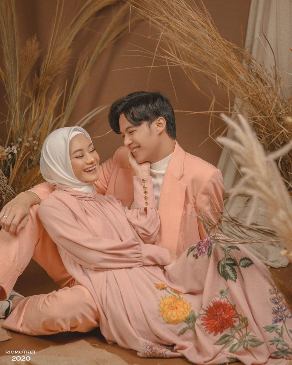9 Ide OOTD Couple ala Dinda Hauw dan Rey Mbayang, Kompak tapi Romantis