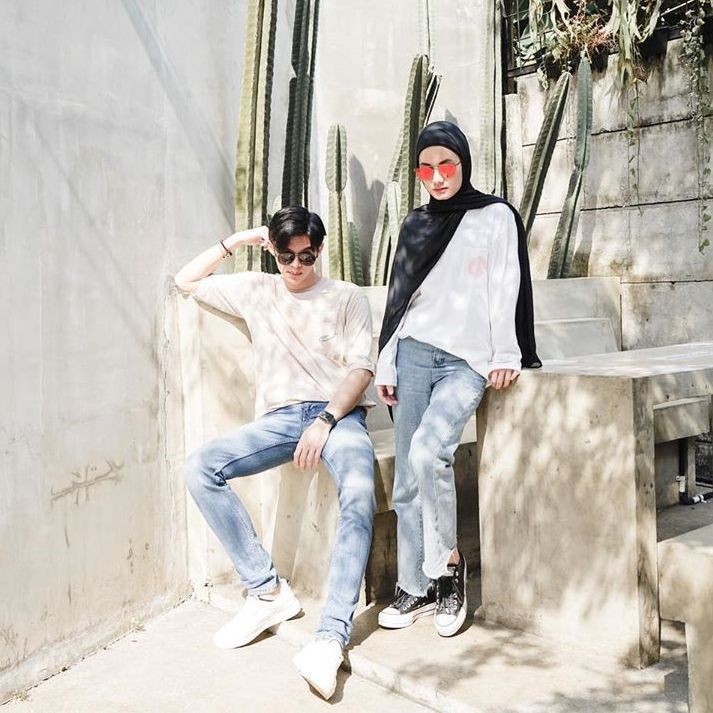 9 Ide OOTD Couple ala Dinda Hauw dan Rey Mbayang, Kompak tapi Romantis