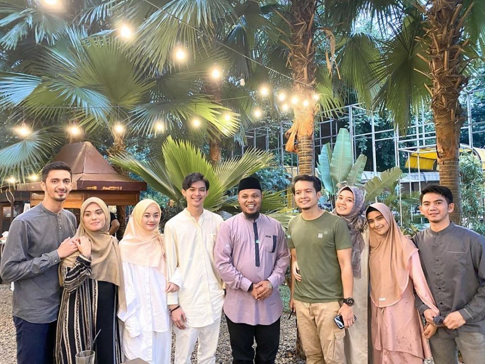 9 Ide OOTD Couple ala Dinda Hauw dan Rey Mbayang, Kompak tapi Romantis