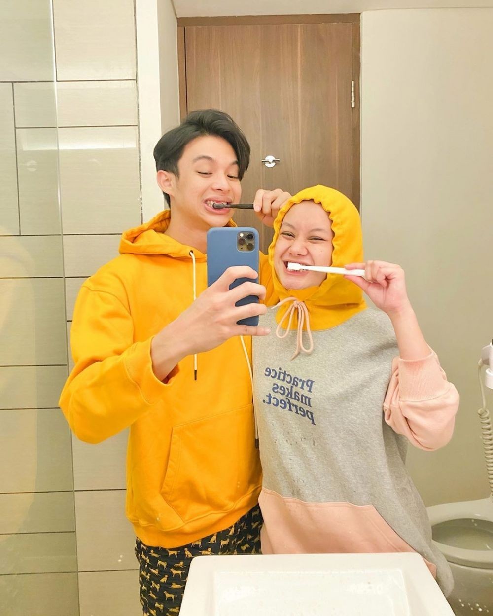 9 Ide OOTD Couple ala Dinda Hauw dan Rey Mbayang, Kompak tapi Romantis