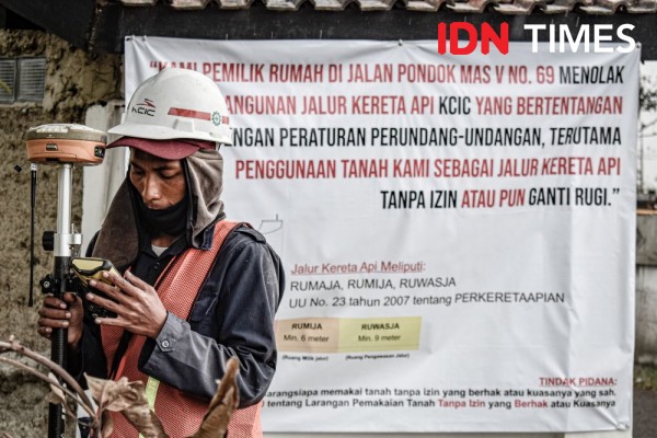 KCIC Tabrak UU Perkeretaapian, Warga Cimahi Pasang Sepanduk Penolakan