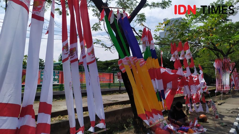 Cerita Penjual Bendera di Masa Pandemik, Permintaan Jauh Berkurang