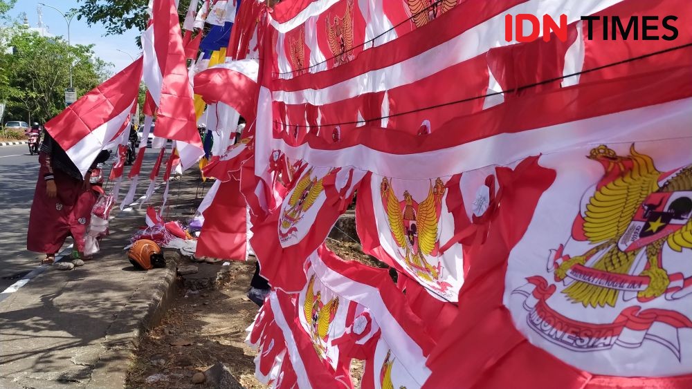 Cerita Penjual Bendera di Masa Pandemik, Permintaan Jauh Berkurang