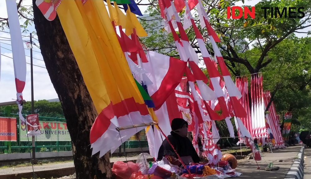 Cerita Penjual Bendera di Masa Pandemik, Permintaan Jauh Berkurang