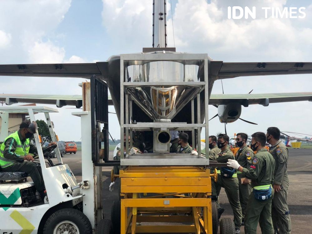 Sumsel Pinjam Helikopter Pantau Titik Api dan Water Bombing