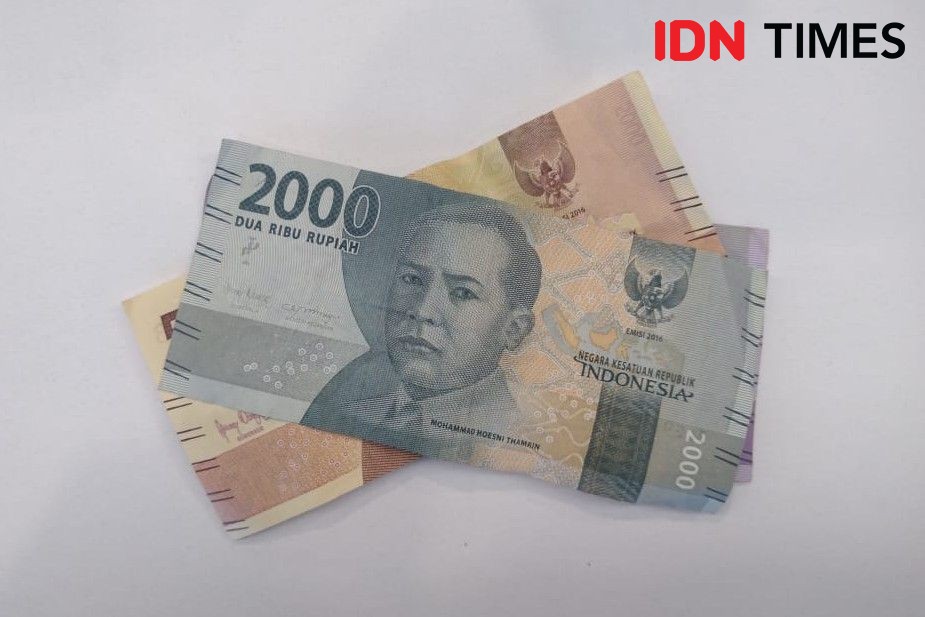 Wajib APD, Peziarah di TPU COVID-19 Dikutip Rp20 Ribu untuk Jas Hujan