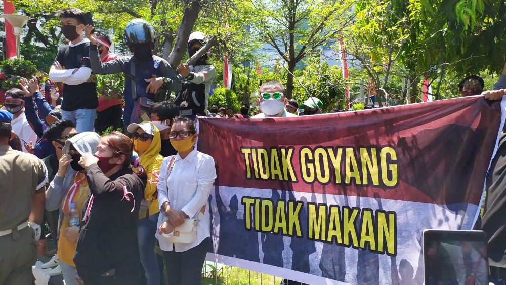Dilarang Buka, Ratusan Pekerja THM Kepung Balai Kota Makassar