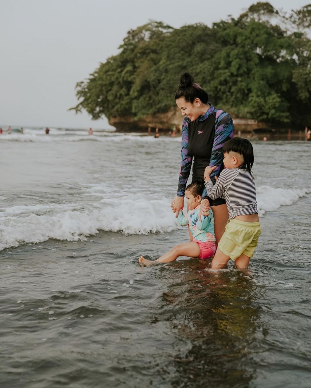 Seru Main di Pantai! 10 Potret Liburan Ryan Delon dan Keluarga