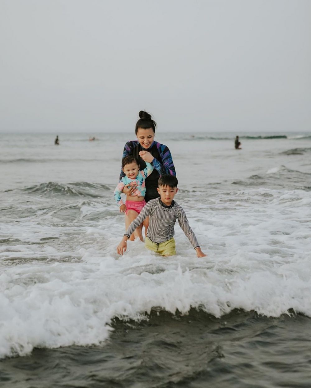 Seru Main di Pantai! 10 Potret Liburan Ryan Delon dan Keluarga