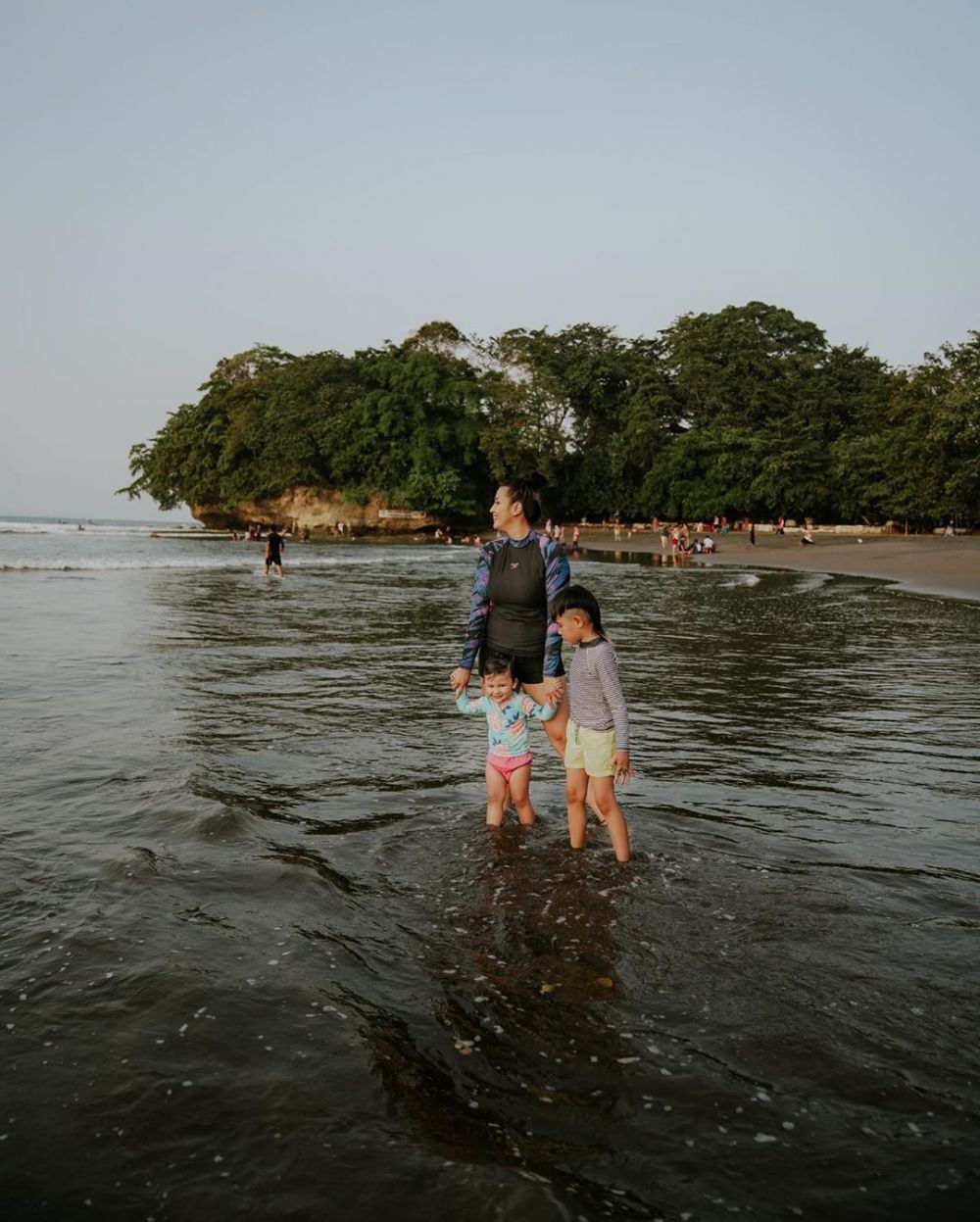 Seru Main di Pantai! 10 Potret Liburan Ryan Delon dan Keluarga