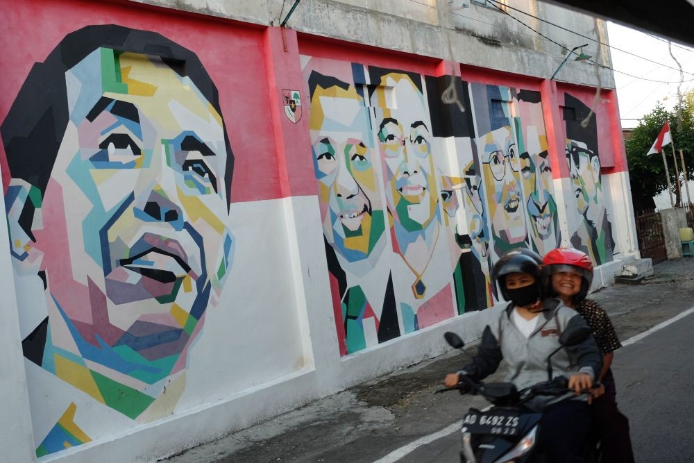 Mural yang Sindir Ketua KPK Firli Bahuri di Bandung 
Dihapus Petugas