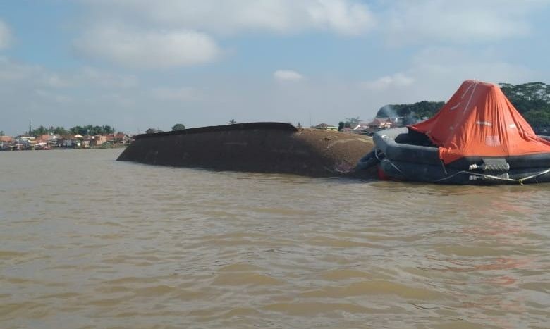 Kapal Motor Pengangkut Pupuk Terbalik di Sungai Musi