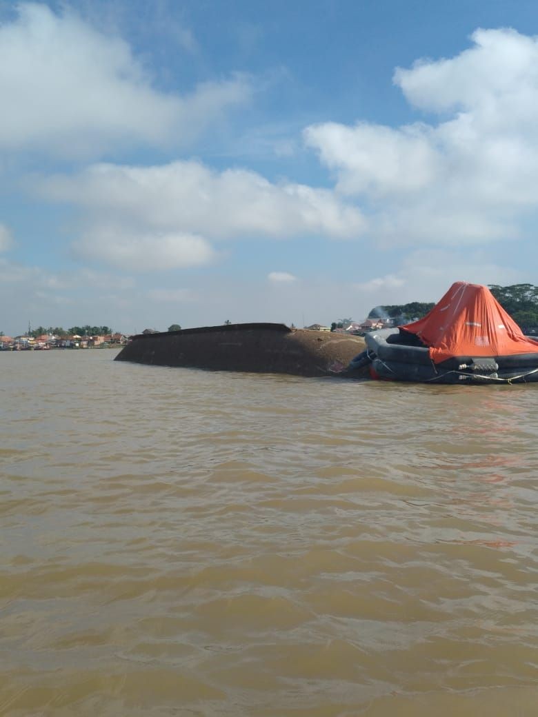 Kapal Motor Pengangkut Pupuk Terbalik di Sungai Musi