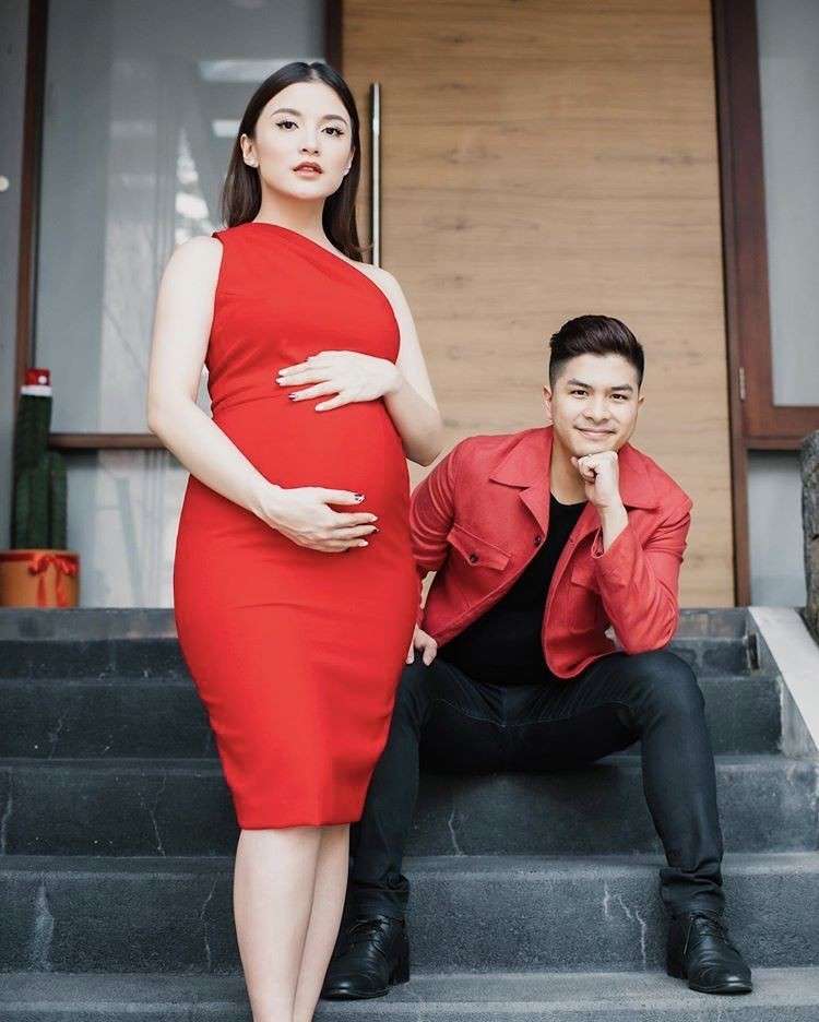 10 Beda Gaya Maternity Shoot Chelsea Olivia di Kehamilan Kedua