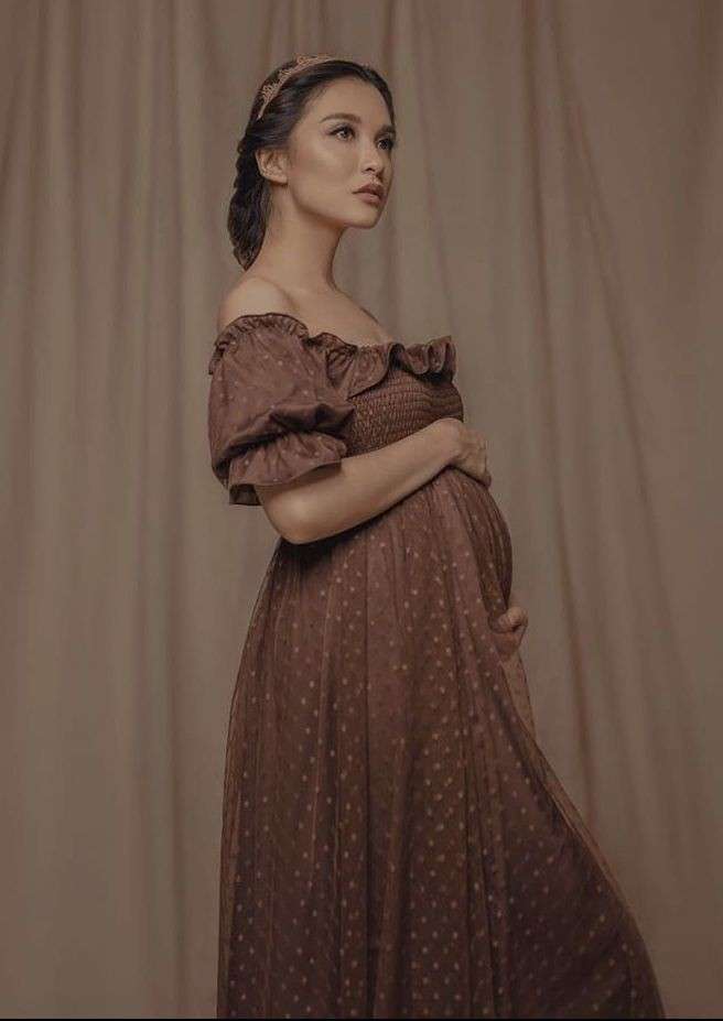 10 Beda Gaya Maternity Shoot Chelsea Olivia di Kehamilan Kedua