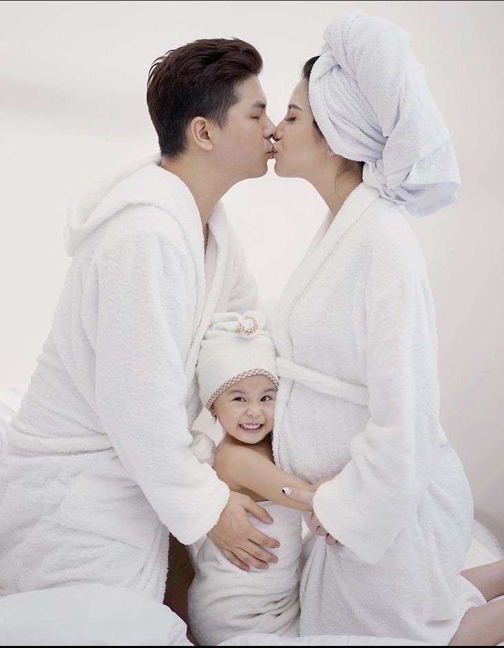 10 Beda Gaya Maternity Shoot Chelsea Olivia di Kehamilan Kedua