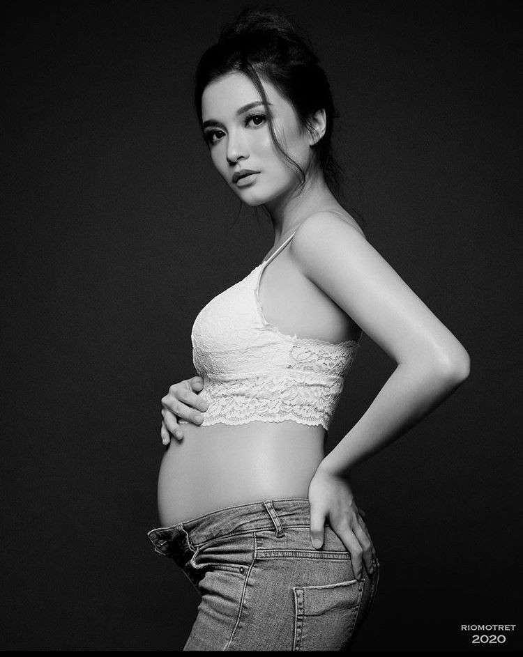 10 Beda Gaya Maternity Shoot Chelsea Olivia di Kehamilan Kedua