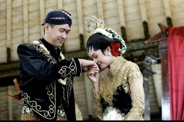 Ini 10 Potret Mesra Hessel Steven Dan Faradilla Yoshi Nikah