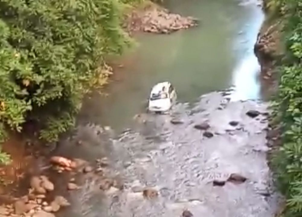 Mobil Pengantar Pengantin Terjun ke Sungai, 6 Orang Tewas