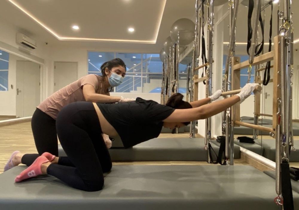 Olahraga Mahal, 10 Potret Atletis Donna Agnesia saat Latihan Pilates
