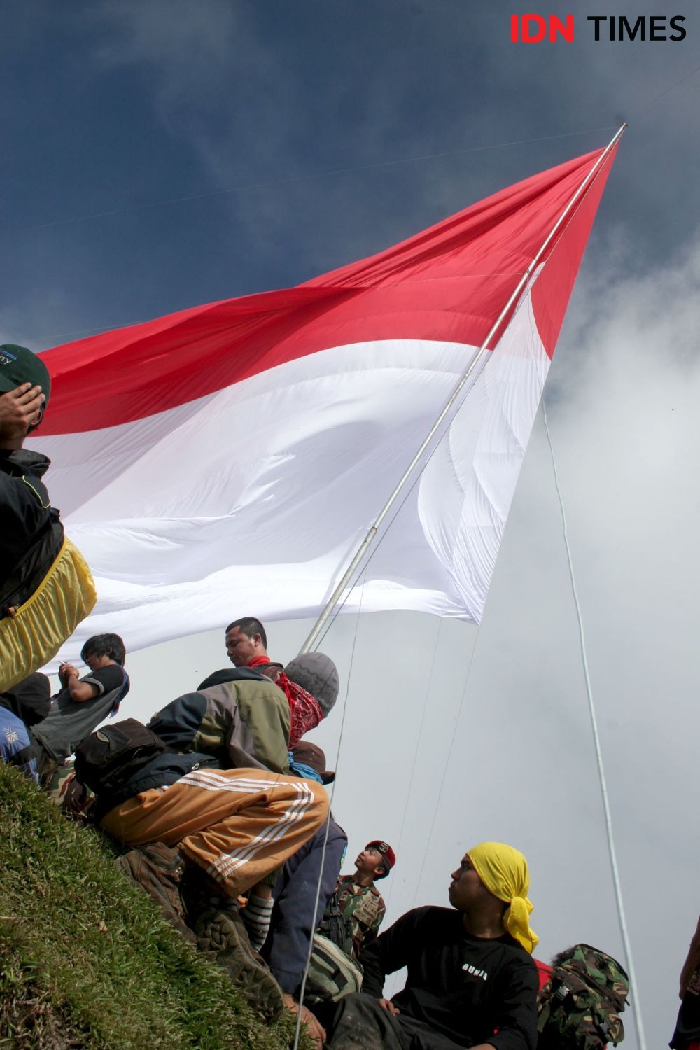 Potret Bendera Merah Putih Terbesar yang Pernah Berkibar di Sumut