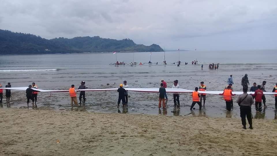 Bendera Merah Putih Ukuran 20 Meter Dibentangkan di Pantai Donggala