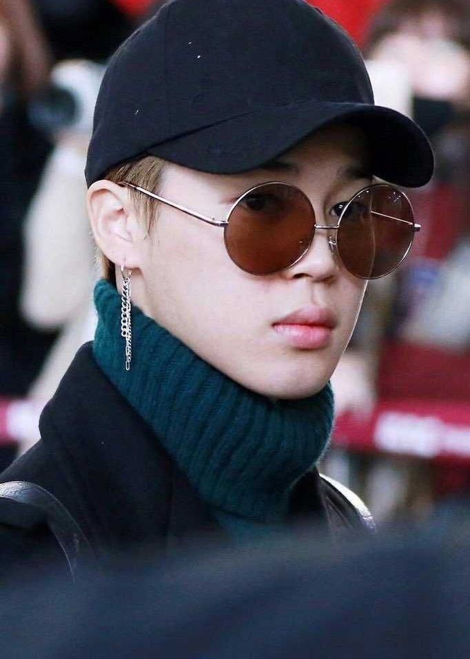 Foto V Bts Pakai Topi Dan Kacamata - Cute Images