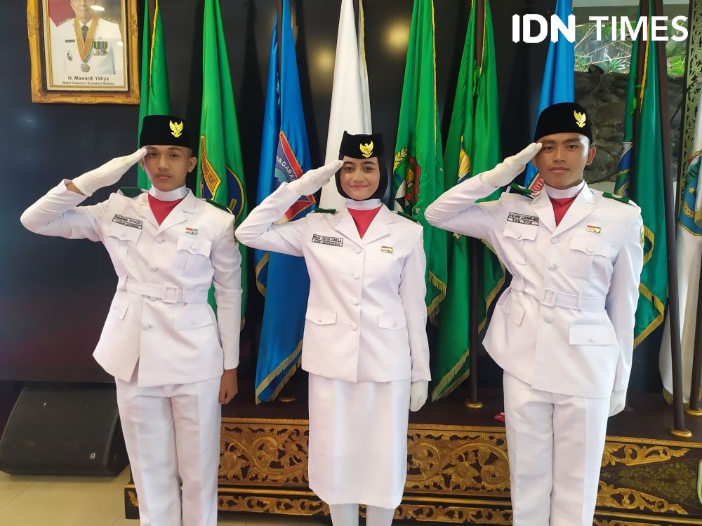 Petani di Karawang Tuai Pujian Usai Panjat Tiang Bendera saat Upacara