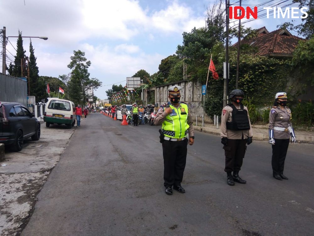 Ratusan Pengendara Berhenti Peringati HUT RI di Jalan Lembang