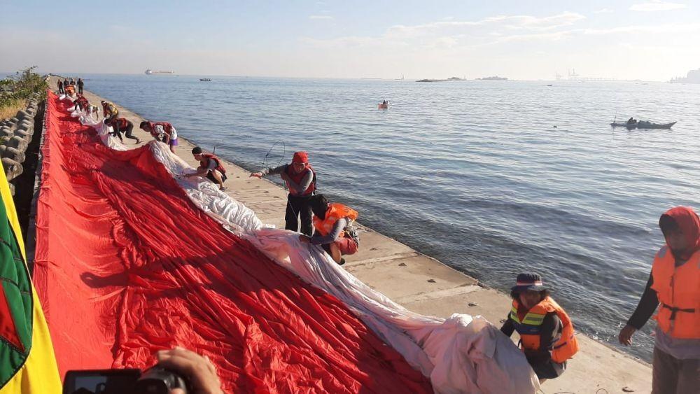 Mapala 45 Bentangkan Bendera Raksasa di Pulau Laelae Makassar