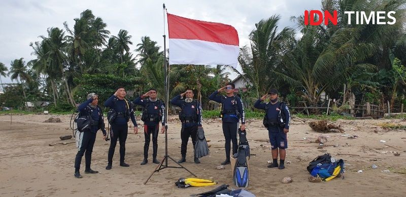 Rayakan HUT RI, 10 Peselam PPU Kibarkan Bendera di Bawah Laut