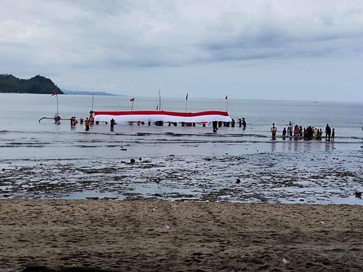 Bendera Merah Putih Ukuran 20 Meter Dibentangkan di Pantai Donggala