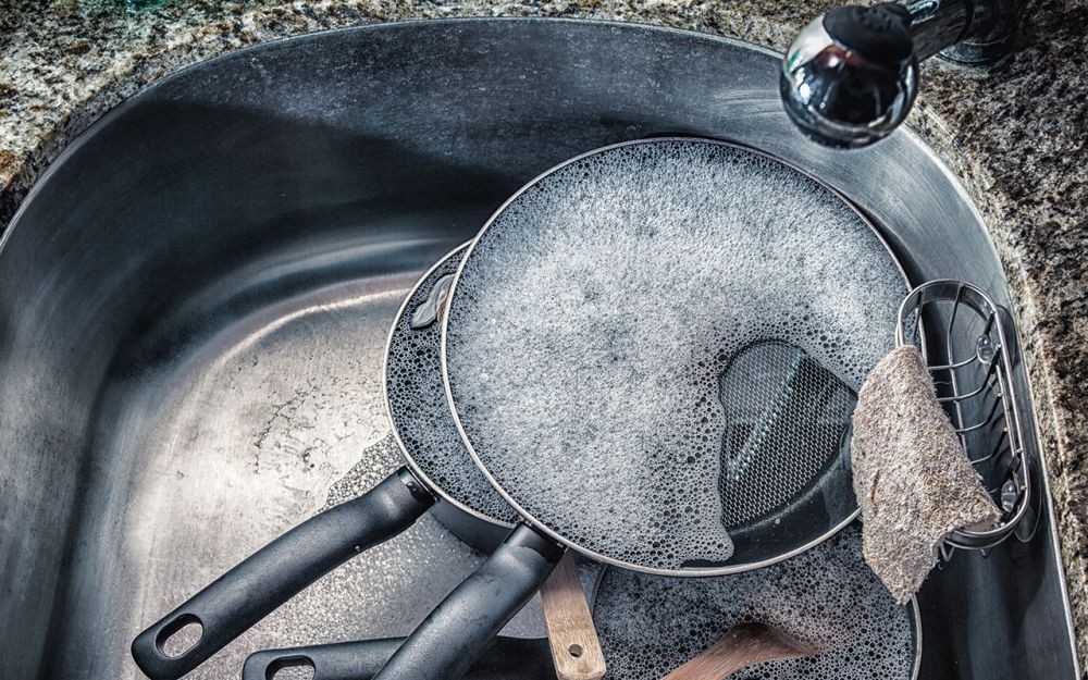 Water pan. Зачем на сковородке Выступ. Frying Pan in the Sink. Dirty dishes.