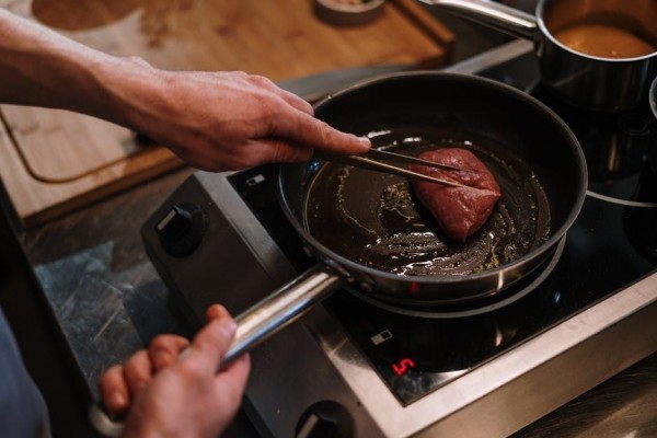 10 Tips Menghilangkan Noda pada Wajan Teflon, biar Gak Cepat Rusak
