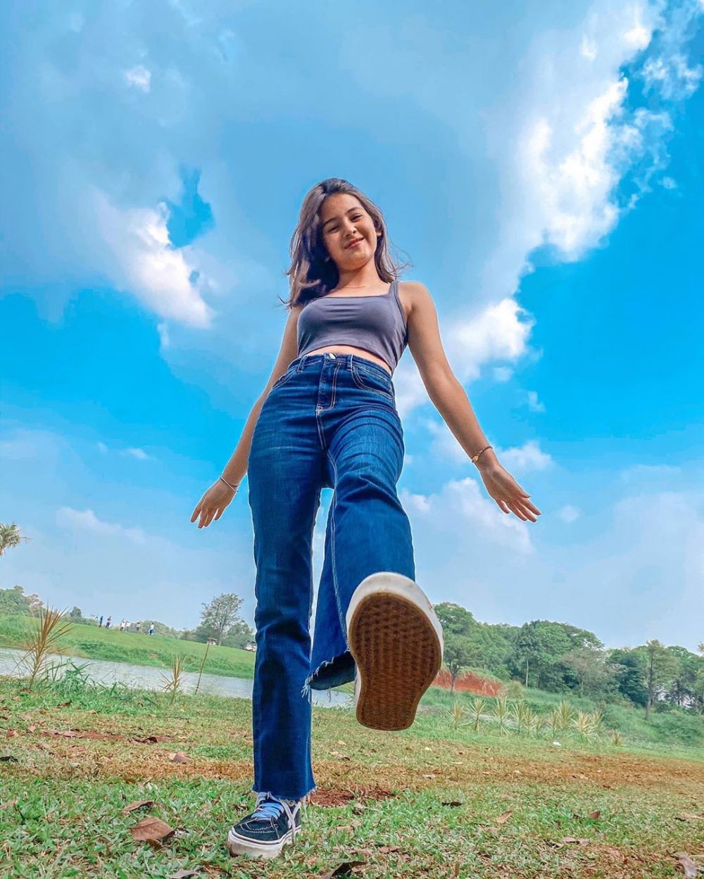Kece Abis! 10 Potret Sandrinna Michelle Pamer Kaki Jenjang