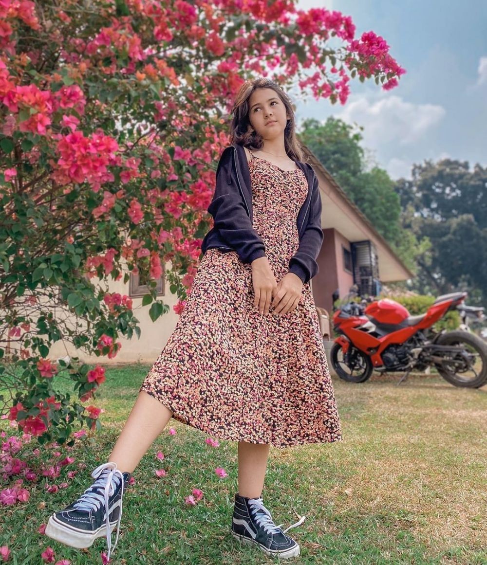 Kece Abis! 10 Potret Sandrinna Michelle Pamer Kaki Jenjang