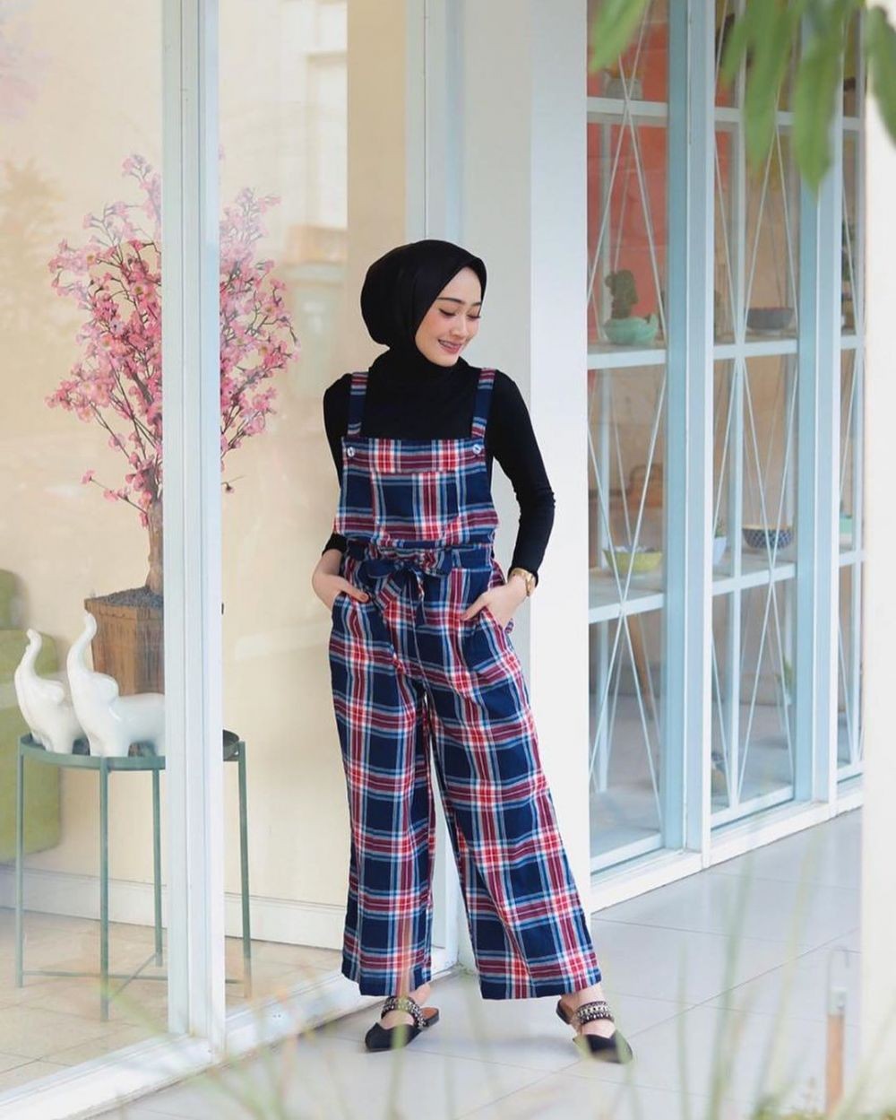 10 OOTD Hijab dengan Jumpsuit, Bisa Dipadankan Menjadi Gaya Apa Aja!