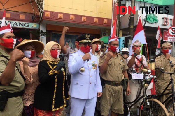Tanpa Alas Kaki, Pedagang Cobek Ikut Upacara HUT RI di Balikpapan
