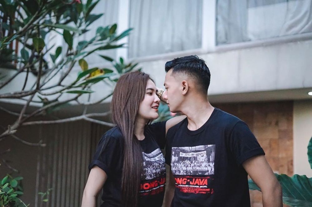 10 Potret Kece Istri Dory Harsa, Nella Kharisma ini Bikin Melting Abis