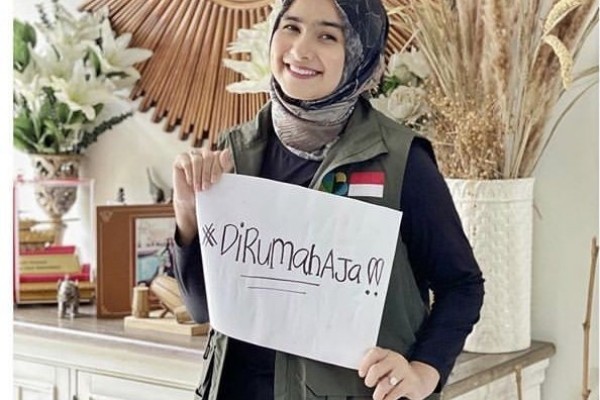 Sandang Status Ibu Pejabat, 10 Pesona Sonya Fatmala Makin Memesona
