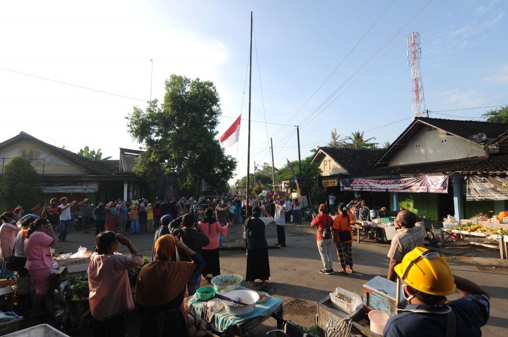 Petani di Karawang Tuai Pujian Usai Panjat Tiang Bendera saat Upacara