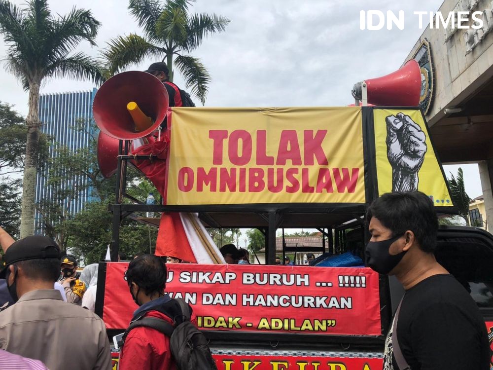 Buruh Tangerang Demo Tolak Omnibus Law Ciptaker Dijegal Polisi