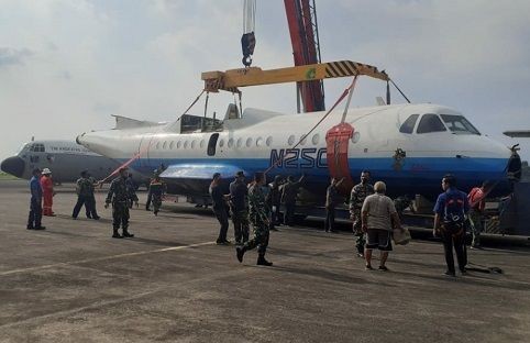 Pesawat N250 Gatotkaca Melintas Melawan Arus di Gerbang Tol Semarang